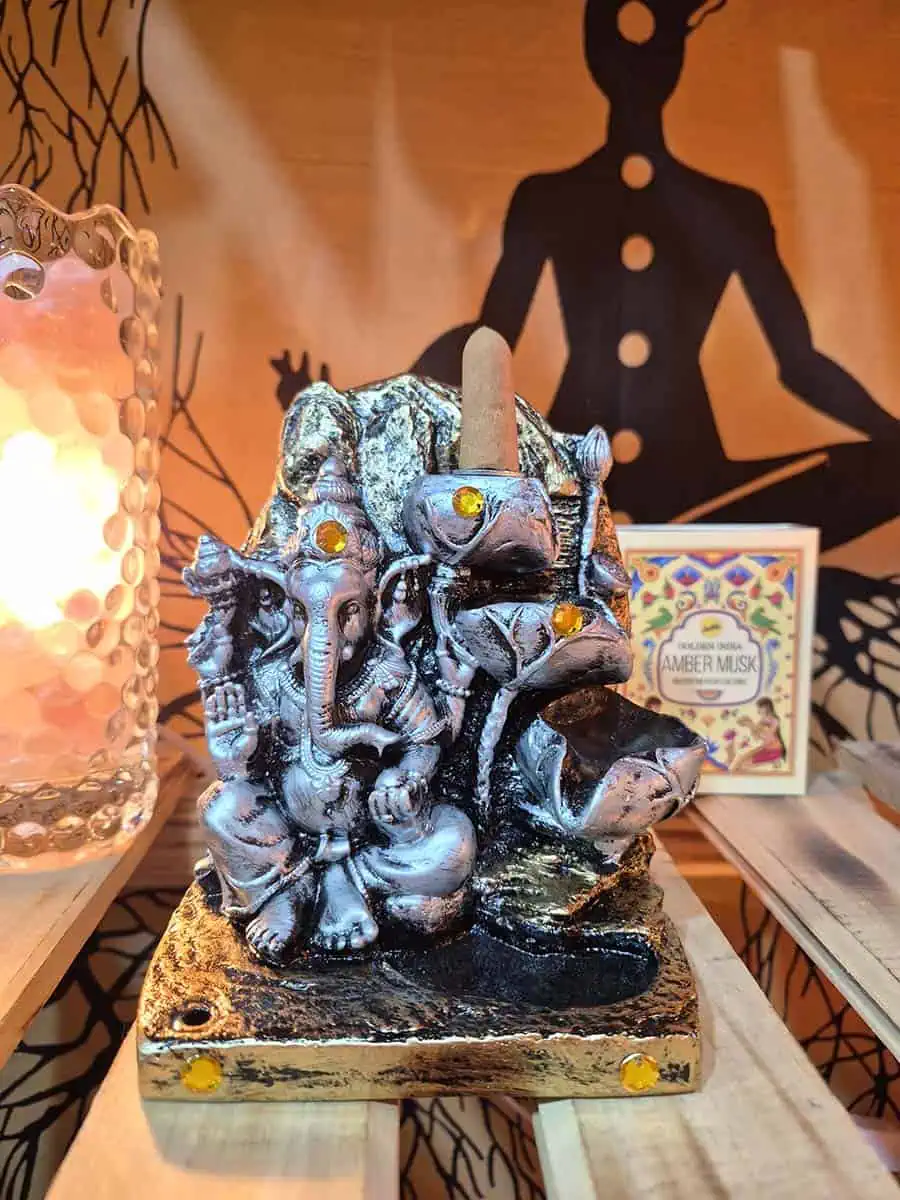 Cascada de humo para conos de reflujo con figura de Ganesha en tonos plateados y detalles amarillos