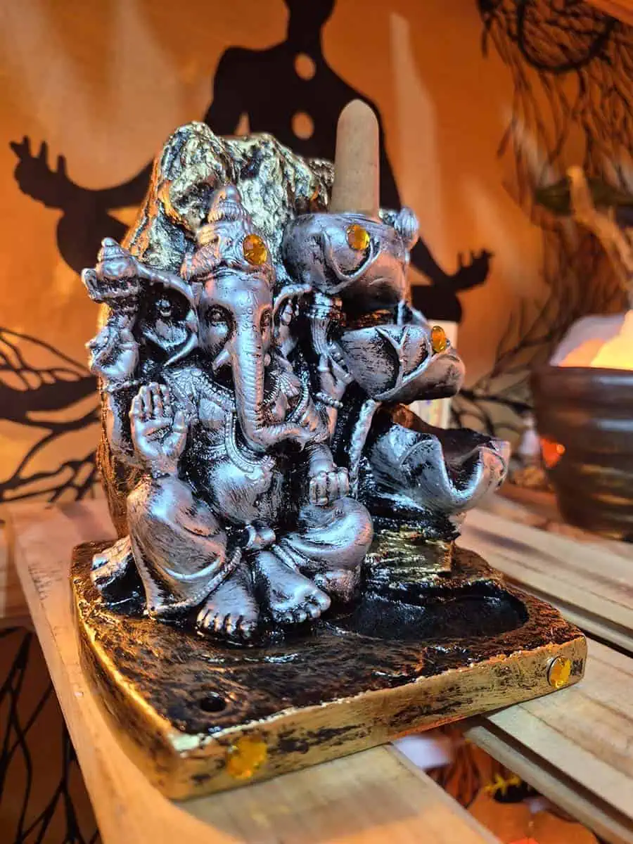 Cascada de humo para conos de reflujo con figura de Ganesha en tonos plateados y detalles amarillos