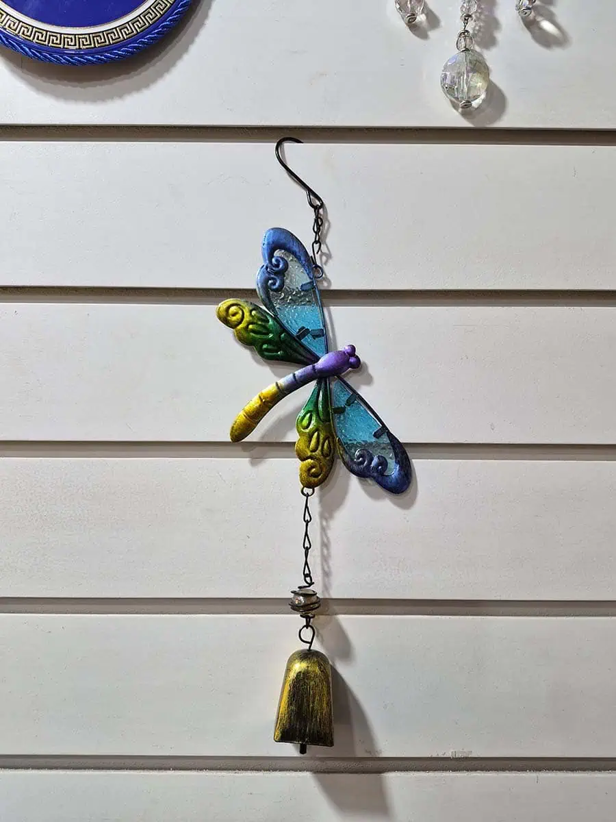 Colgante decorativo de libélula azul y celeste con alas de vidrio y campana de metal