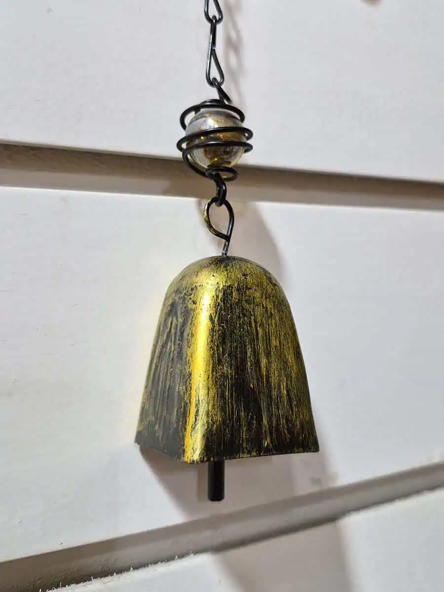 Colgante decorativo de libélula azul y celeste con alas de vidrio y campana de metal