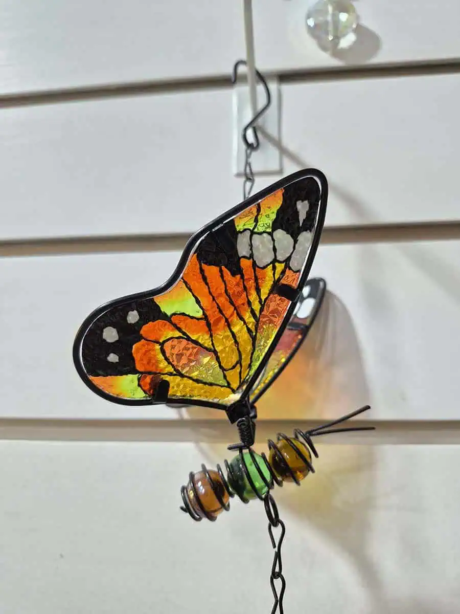 Colgante decorativo de mariposa en vitró naranja, amarillo y negro con alas tridimensionales y campana de metal