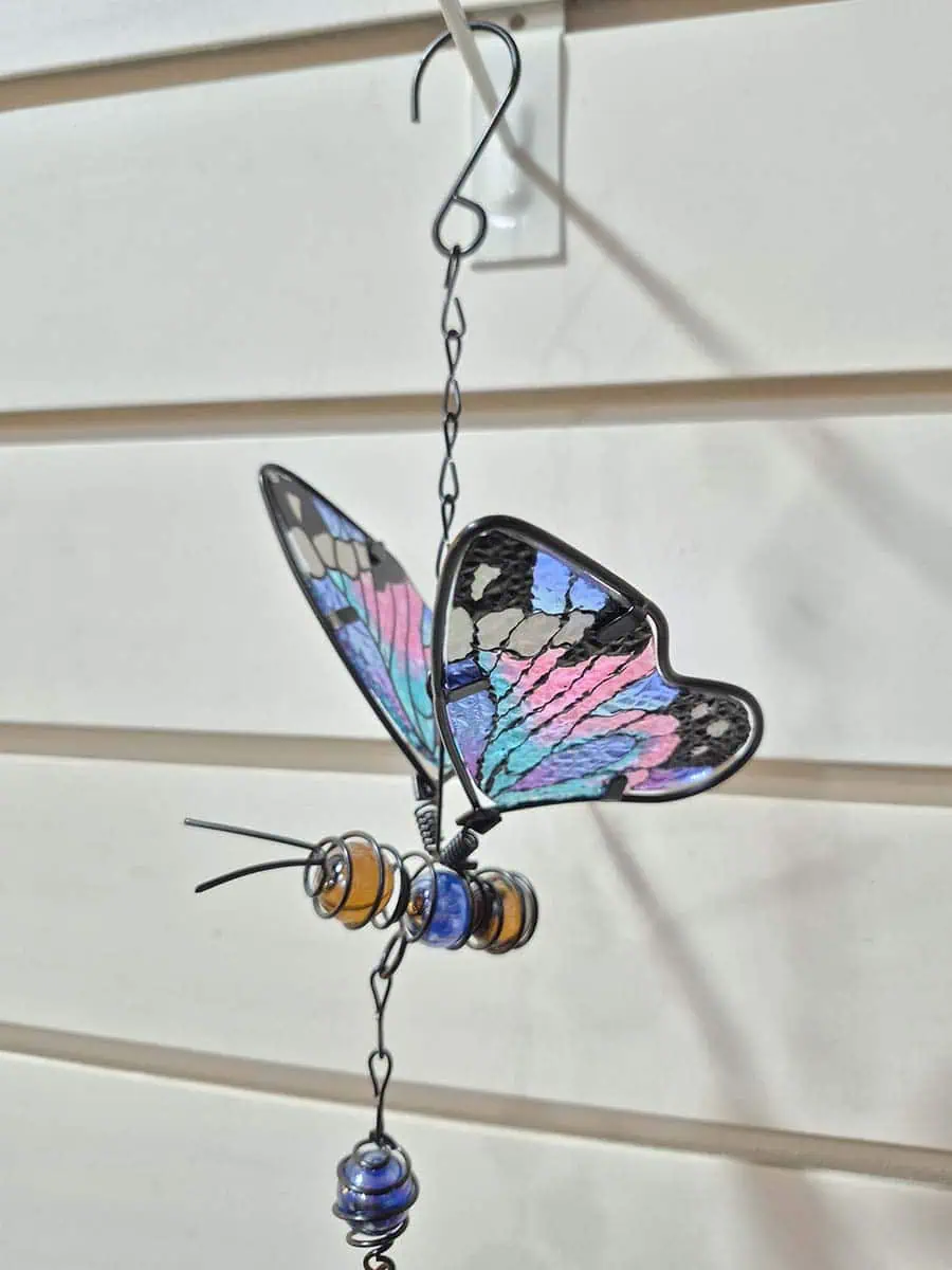 Colgante decorativo de mariposa en vitró lila, celeste y rosa con alas tridimensionales y campana de metal