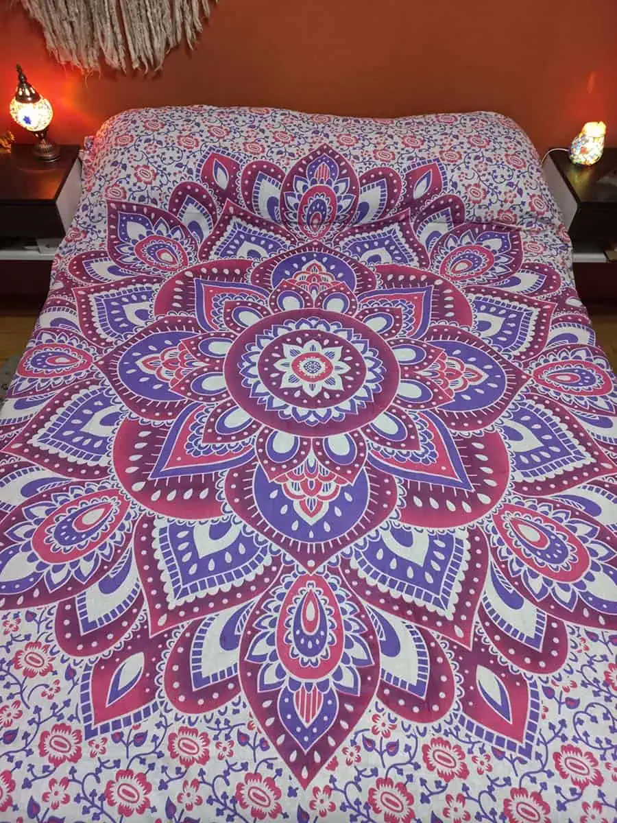 cubrecama hindu con Mandala Rosa de dos plazas y media, zona sur