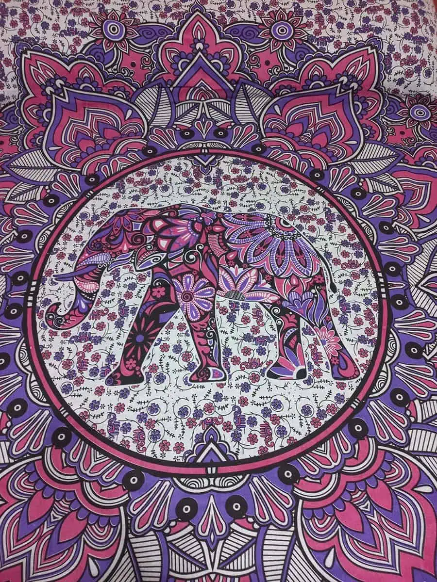 cubrecama hindu con Elefante y mandala rosa de dos plazas y media, zona sur