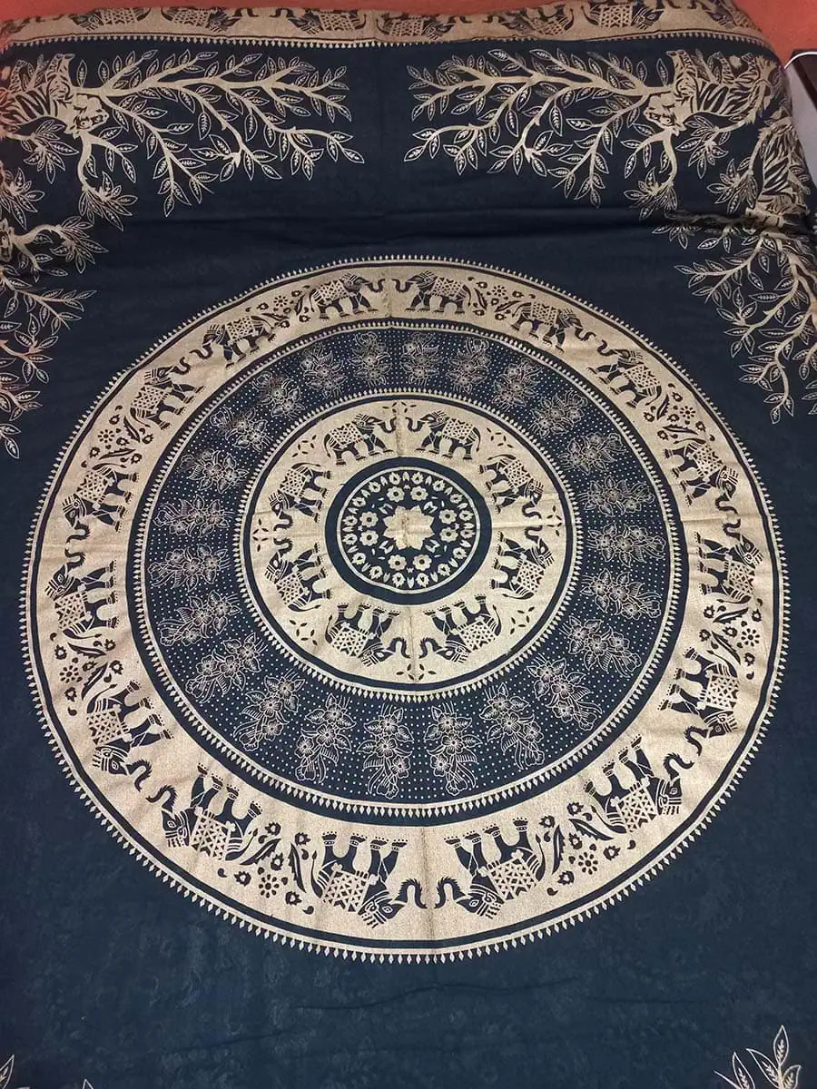 cubrecama hindu Dorado con Mandala de dos plazas y media, zona sur
