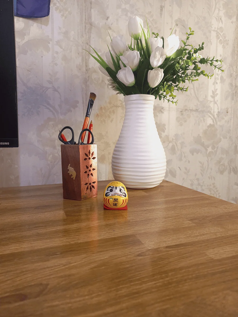 Daruma símbolo de motivación y perseverancia para escritorio color amarillo
