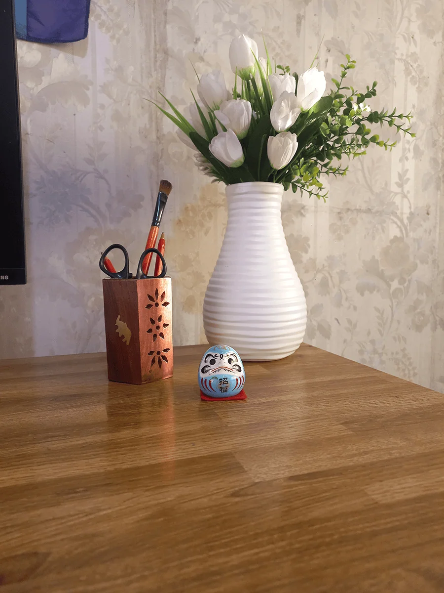 Daruma símbolo de motivación y perseverancia para escritorio color celeste