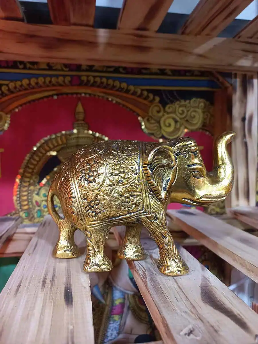 imagen de un elefante decorativo dorado 10cm de alto material resina resistente