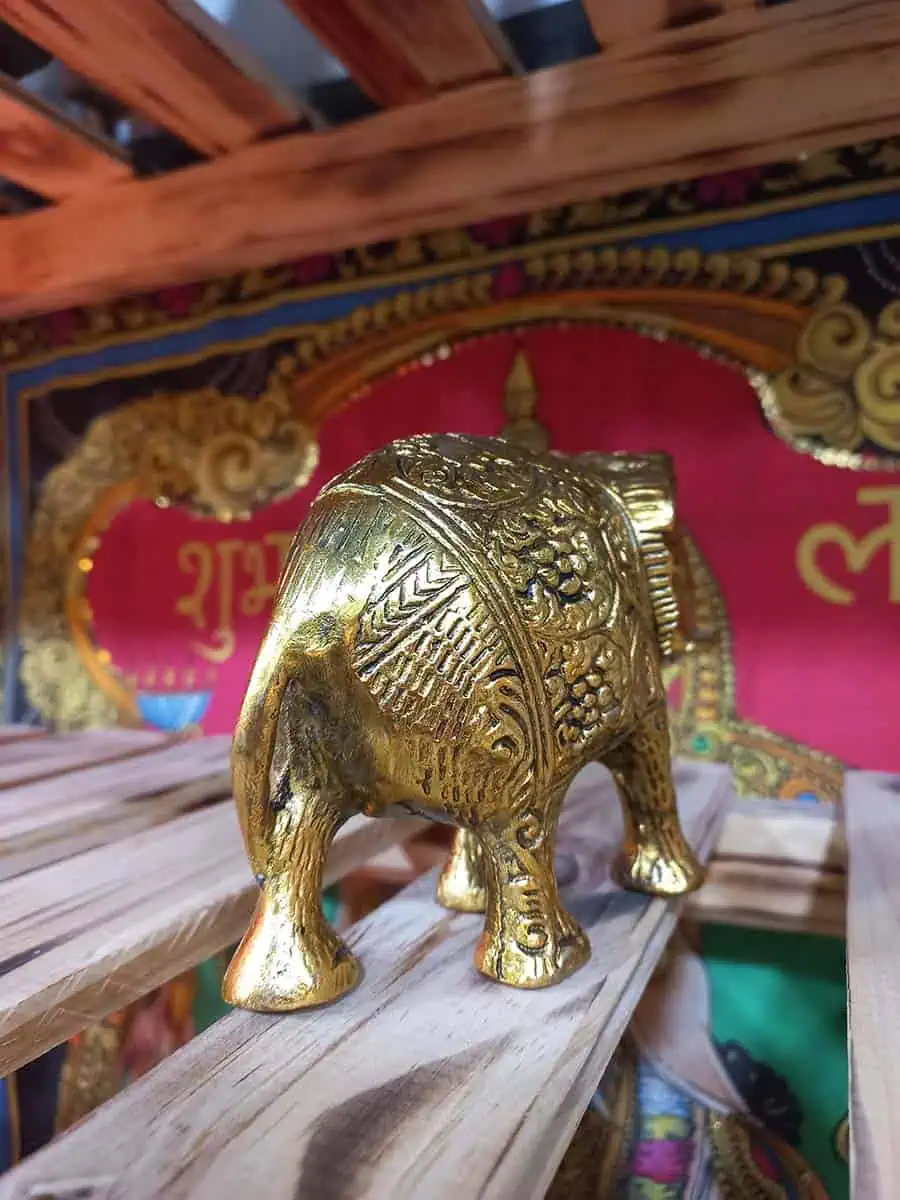 imagen de un elefante decorativo dorado 10cm de alto material resina resistente