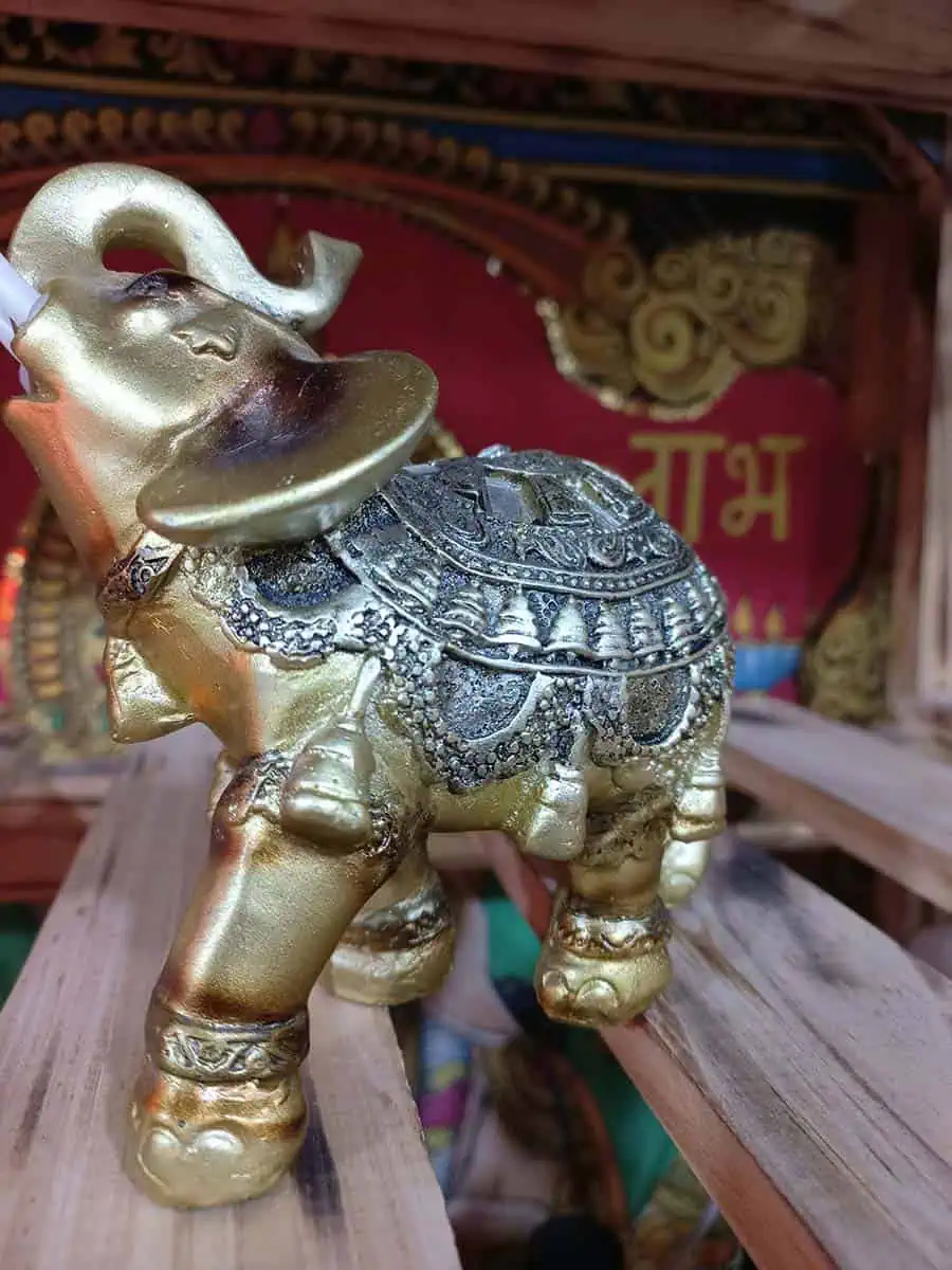 imagen de un elefante decorativo dorado con plateado 12cm de alto del material resina resistente