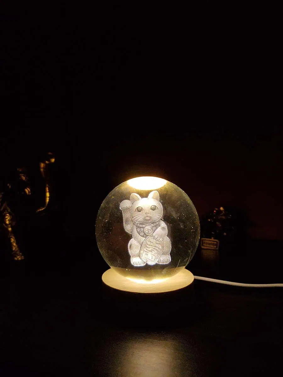 imagen de una esfera lampara de cristal 3D del gato neko