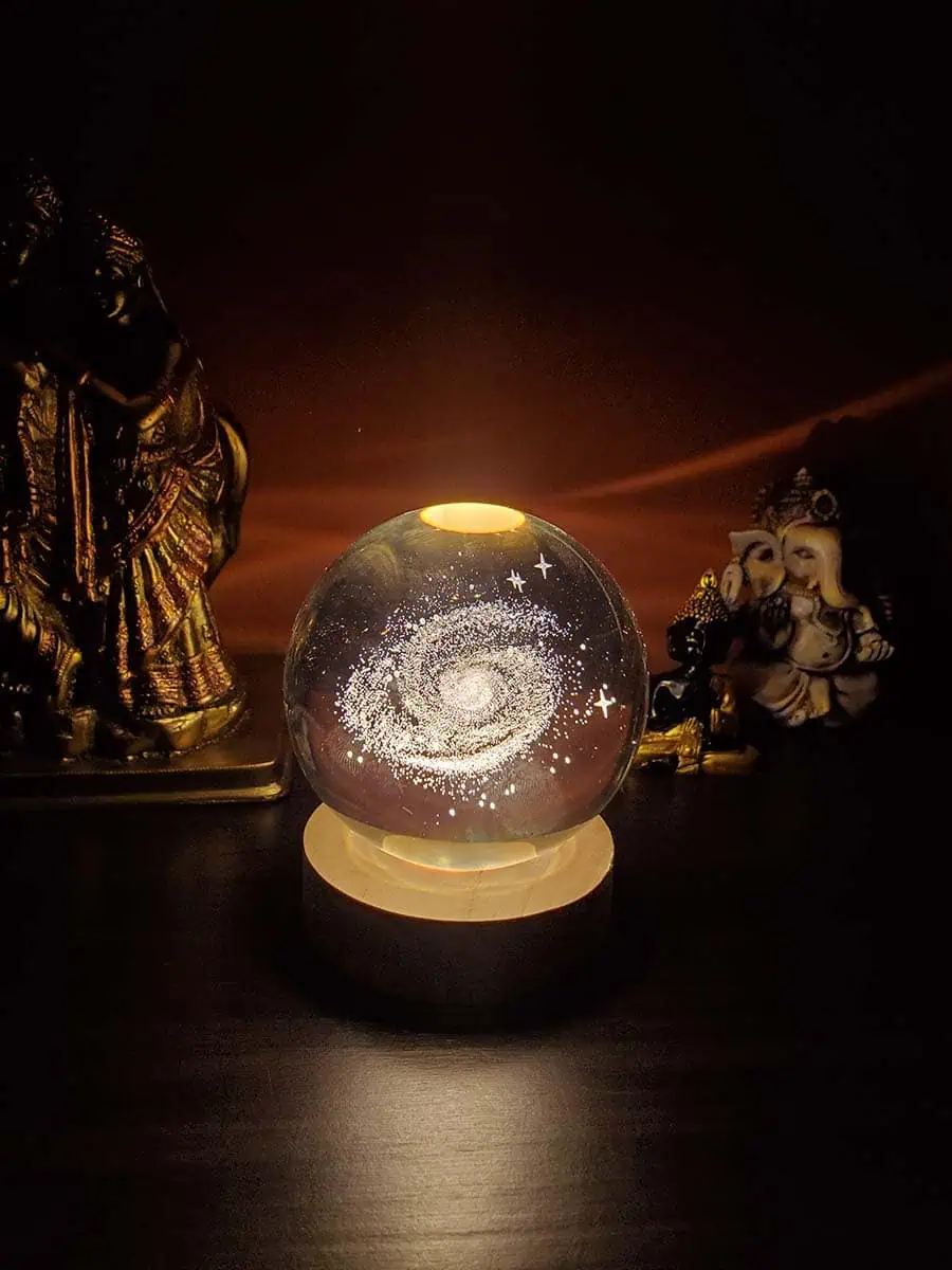 imagen de una esfera lampara de cristal 3D de galaxia
