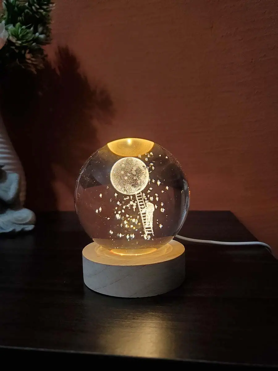 imagen de una esfera lampara de cristal 3D del hombre a la luna