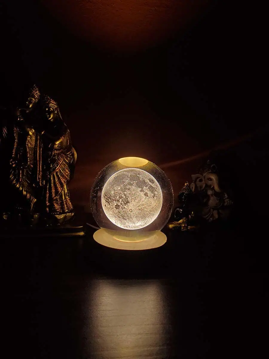 imagen de una esfera lampara de cristal 3D de la luna llena