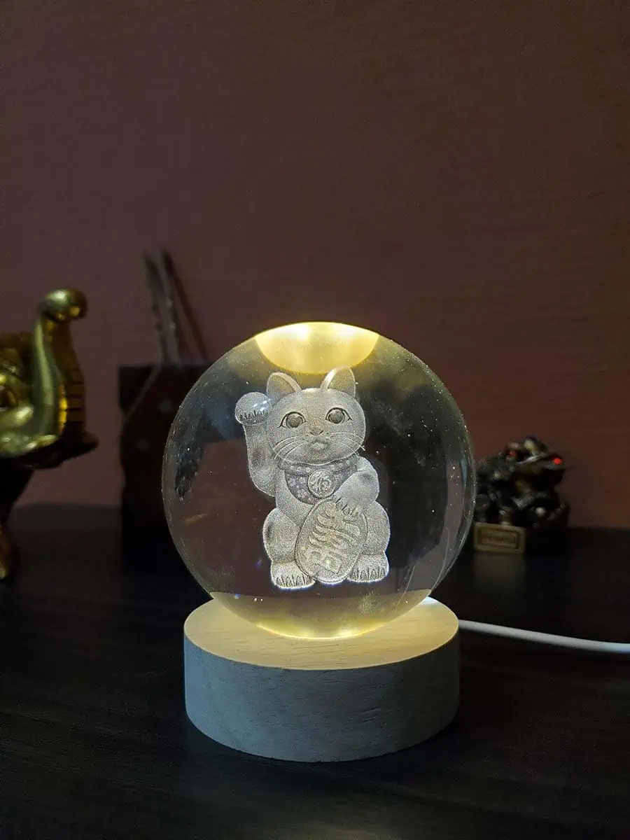 Lámpara esfera de cristal con diseño 3D de Gato Maneki Neko con enchufe USB