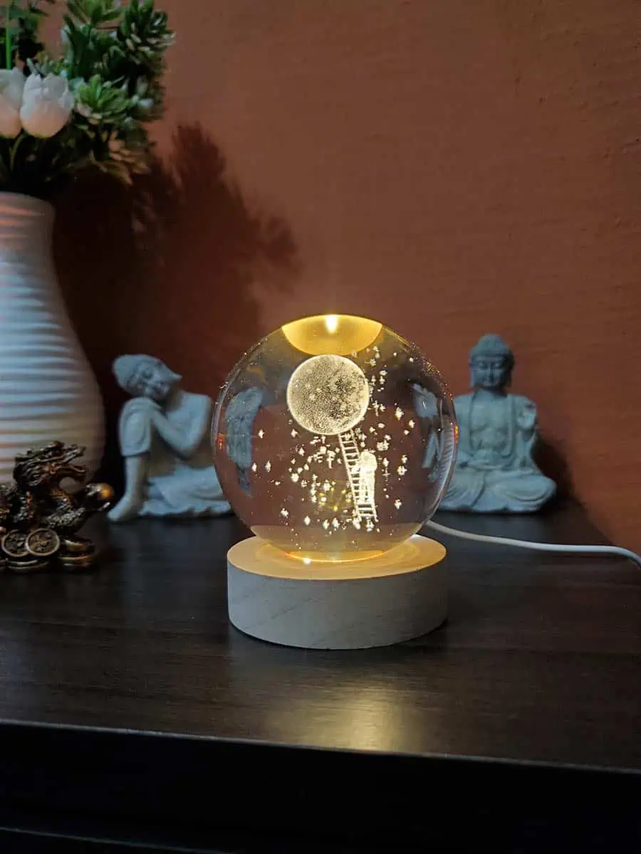 Lámpara esfera de cristal con diseño 3D de astronauta subiendo a la luna con enchufe USB