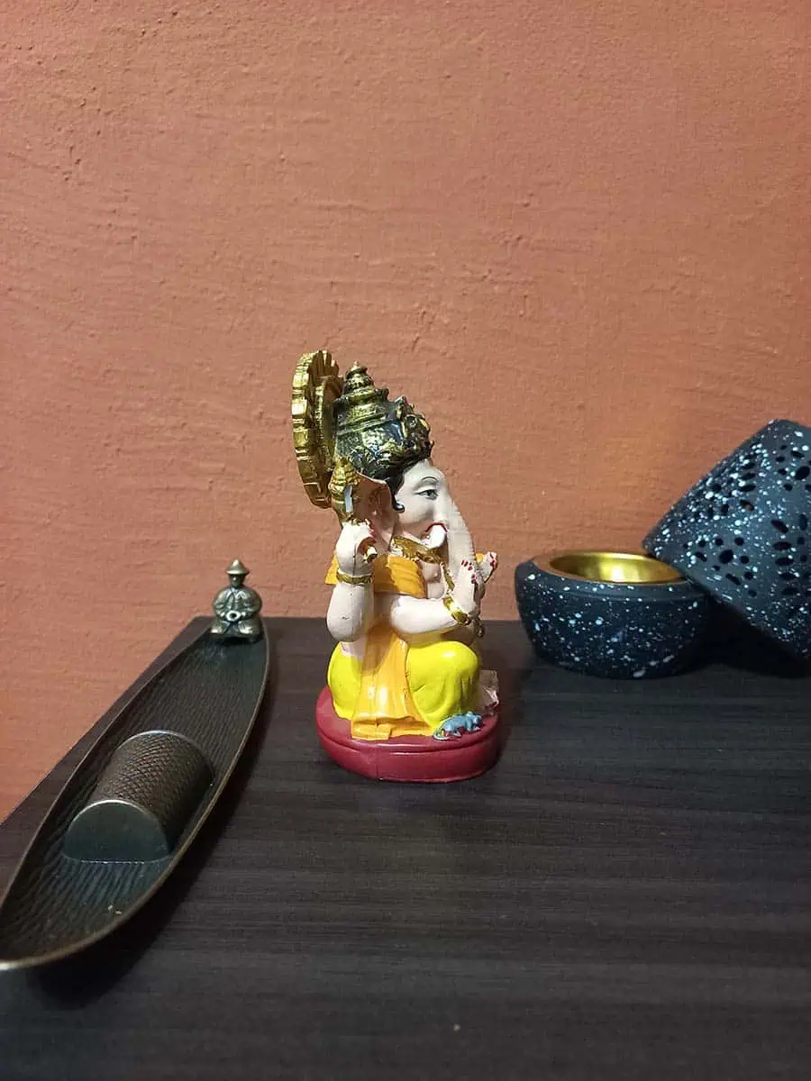 imagen de una ganesha decorativa para la casa de color