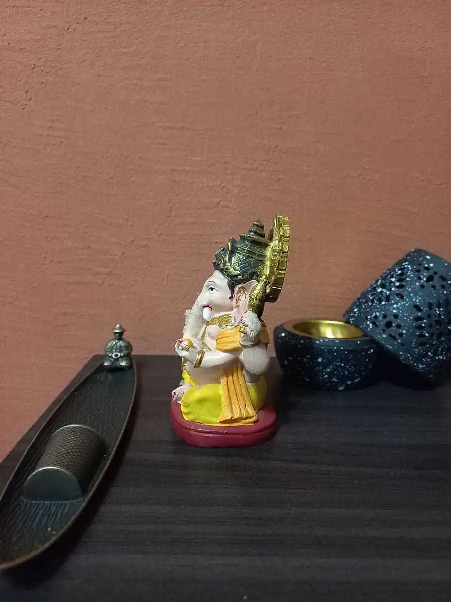 imagen de una ganesha decorativa para la casa de color
