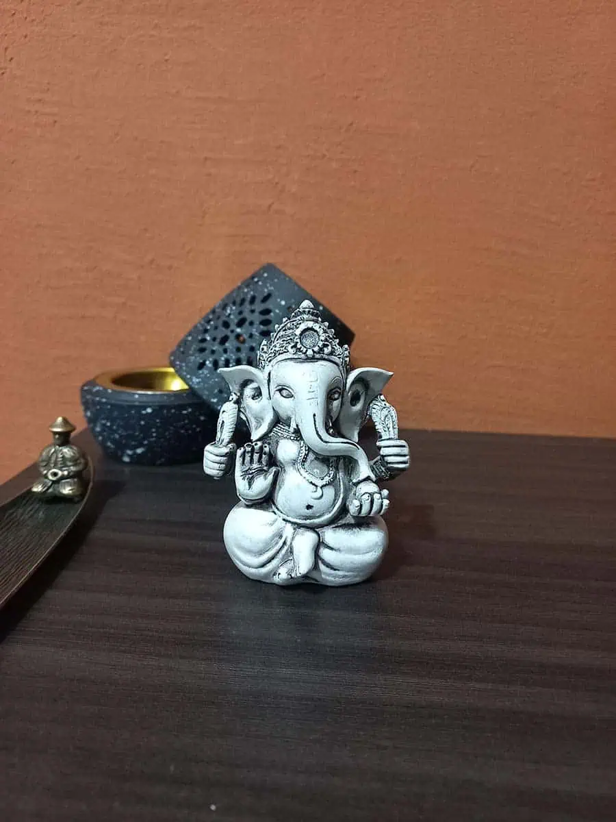 Ganesha chica de resina en blanco 9cm de alto