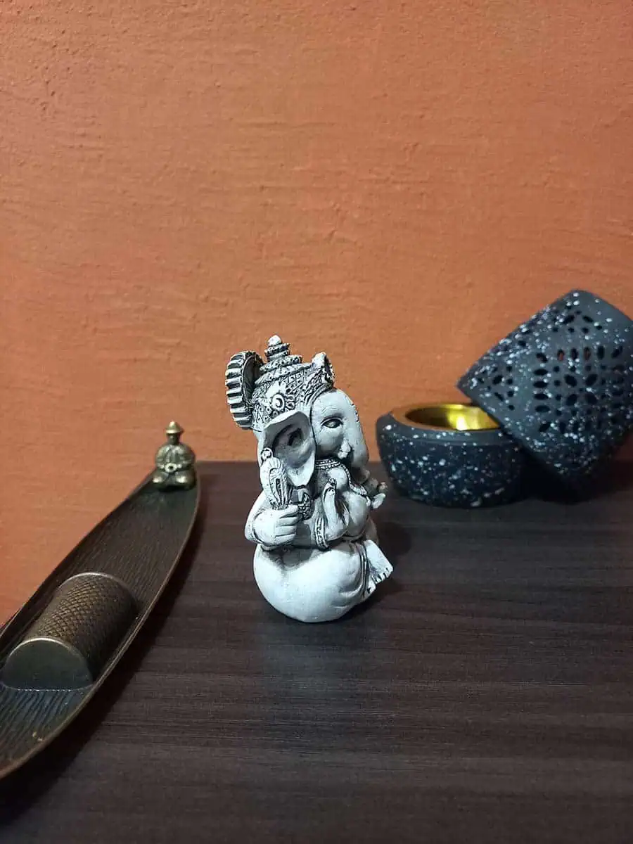 imagen de una ganesha decorativa para la casa de color blanco