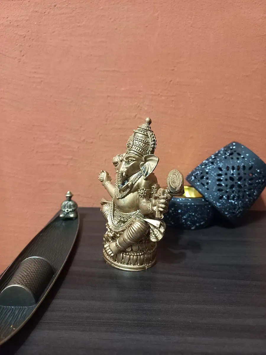 imagen de una ganesha decorativa chica para la casa de color doraca