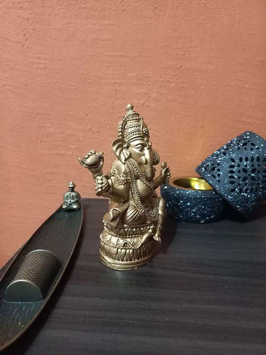 imagen de una ganesha decorativa chica para la casa de color doraca