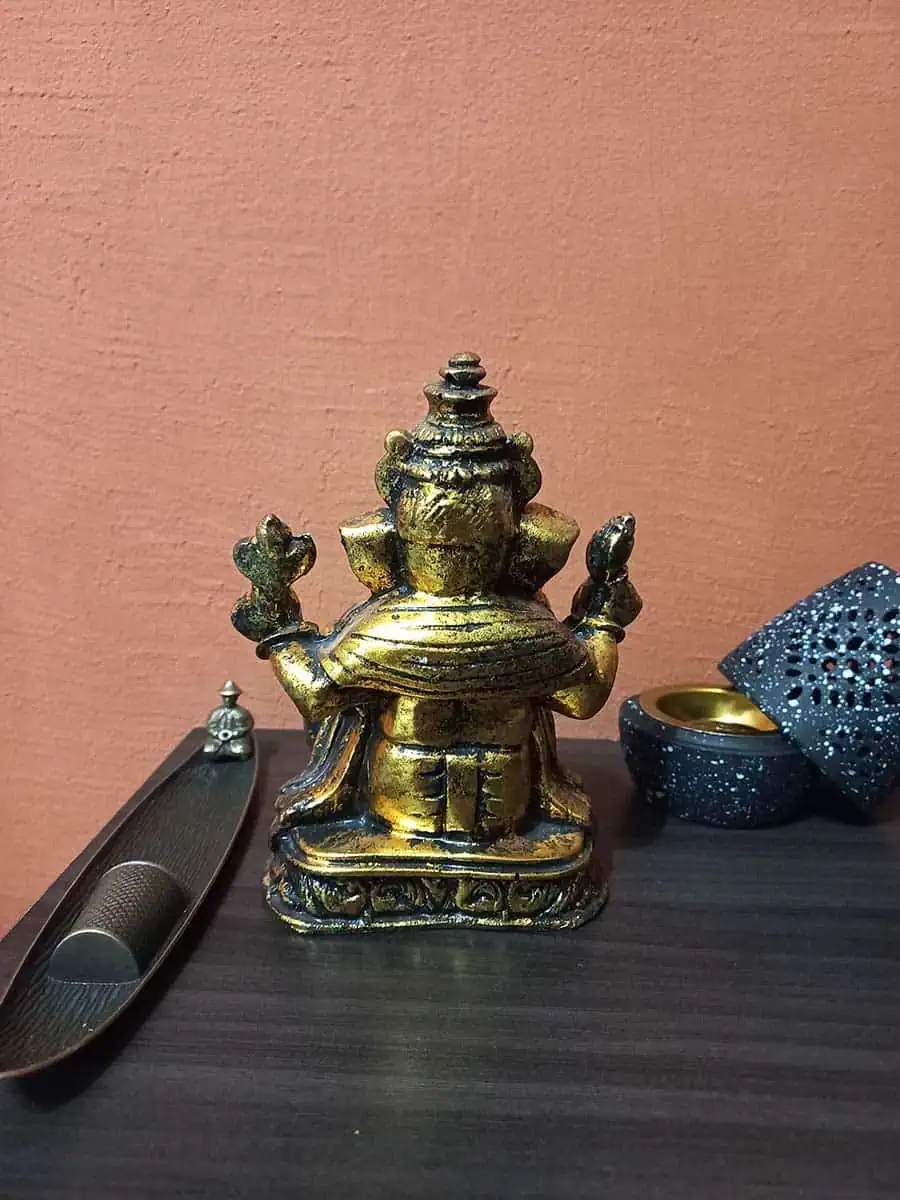 imagen de una ganesha decorativa para la casa de color dorada