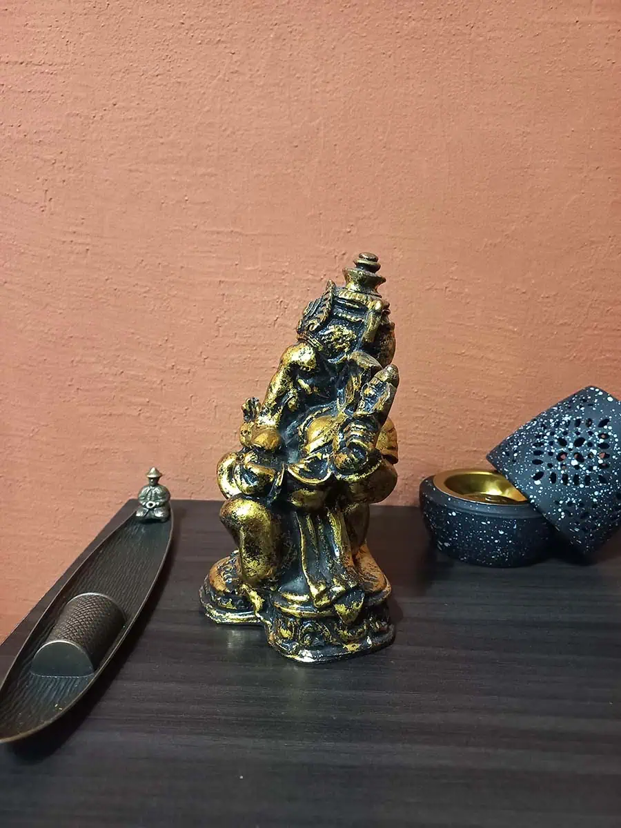 imagen de una ganesha decorativa para la casa de color dorada