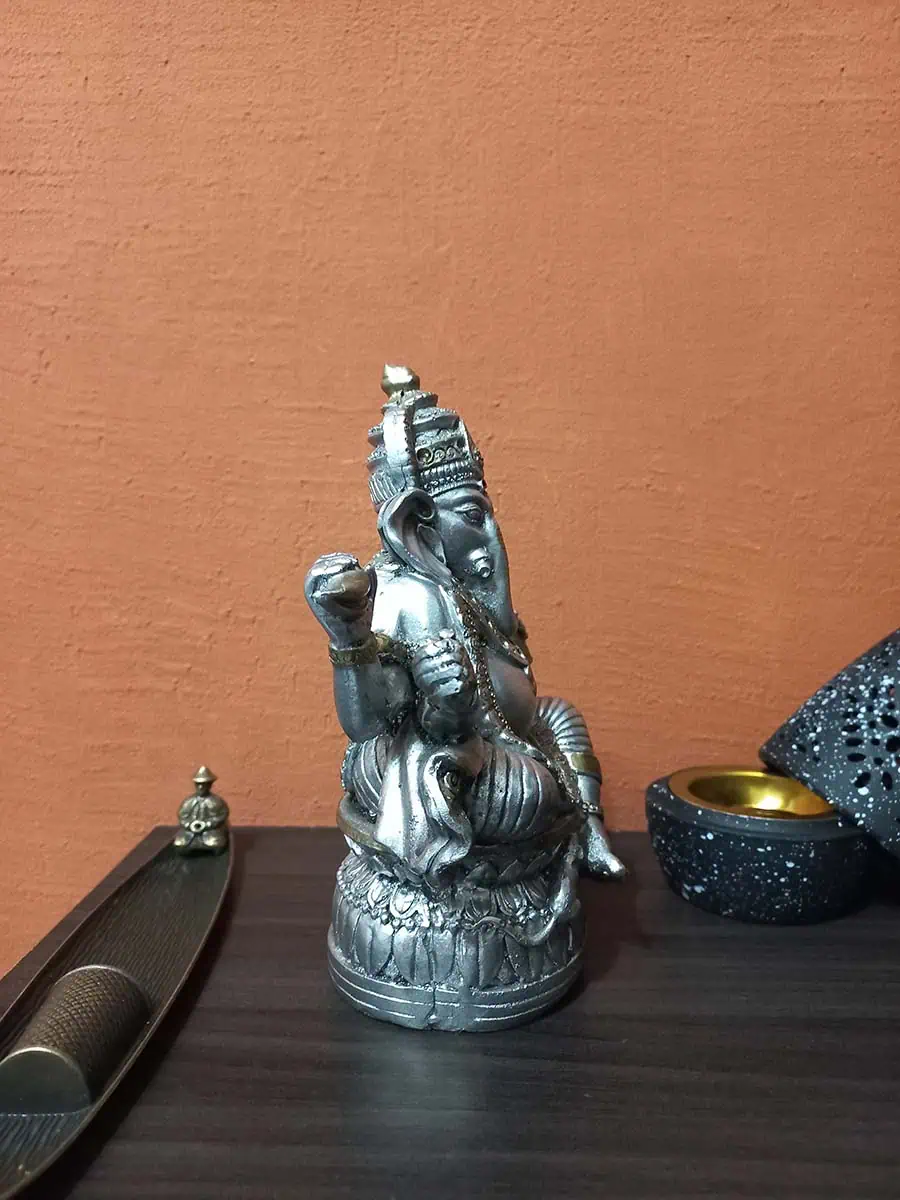 imagen de una ganesha decorativa para la casa de color plateada