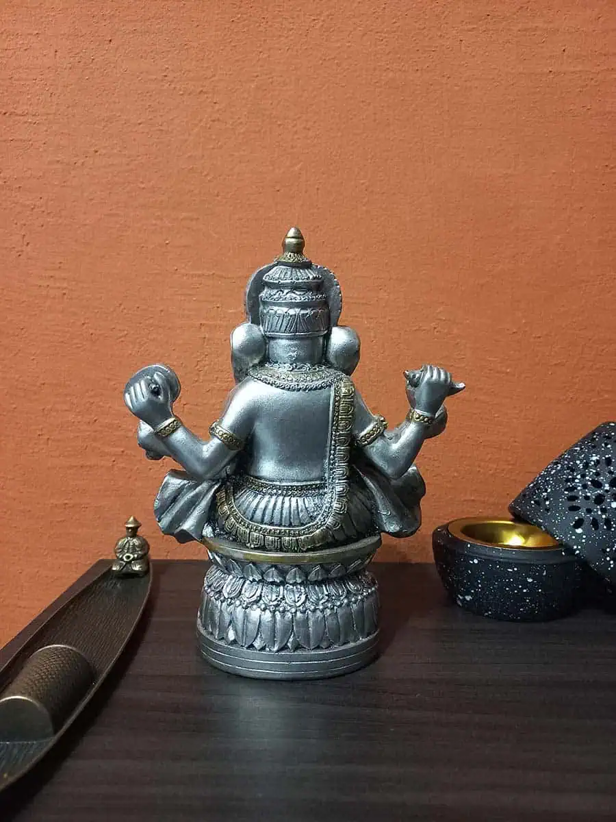 imagen de una ganesha decorativa para la casa de color plateada