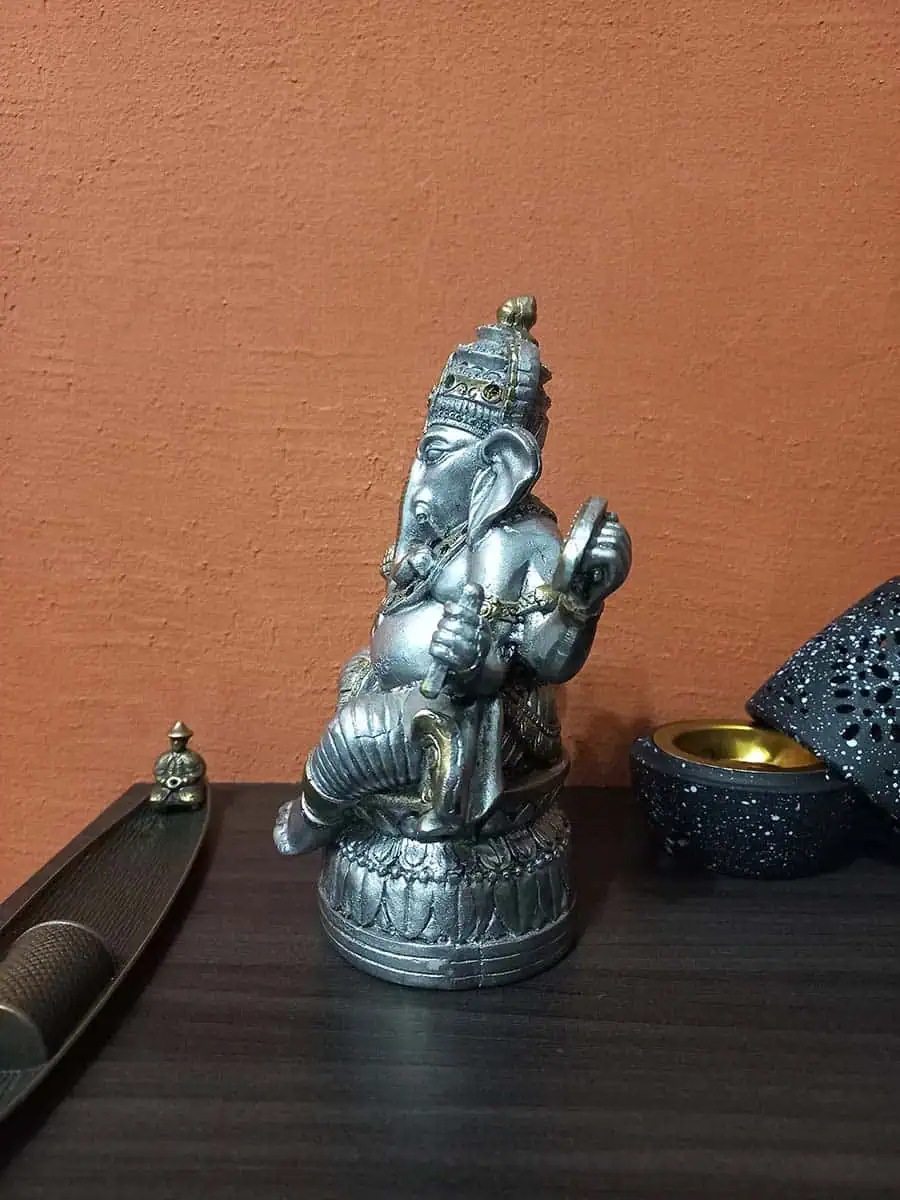 imagen de una ganesha decorativa para la casa de color plateada