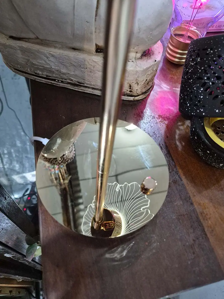 Lámpara de escritorio LED con diseño de flor transparente en acrílico y luz cálida