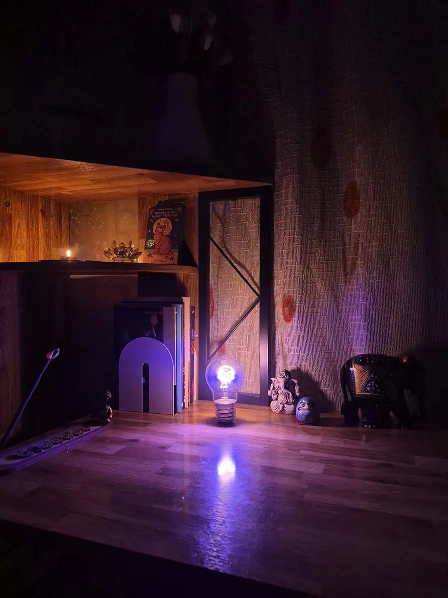 Foco LED decorativo con emoji sonriente iluminado
