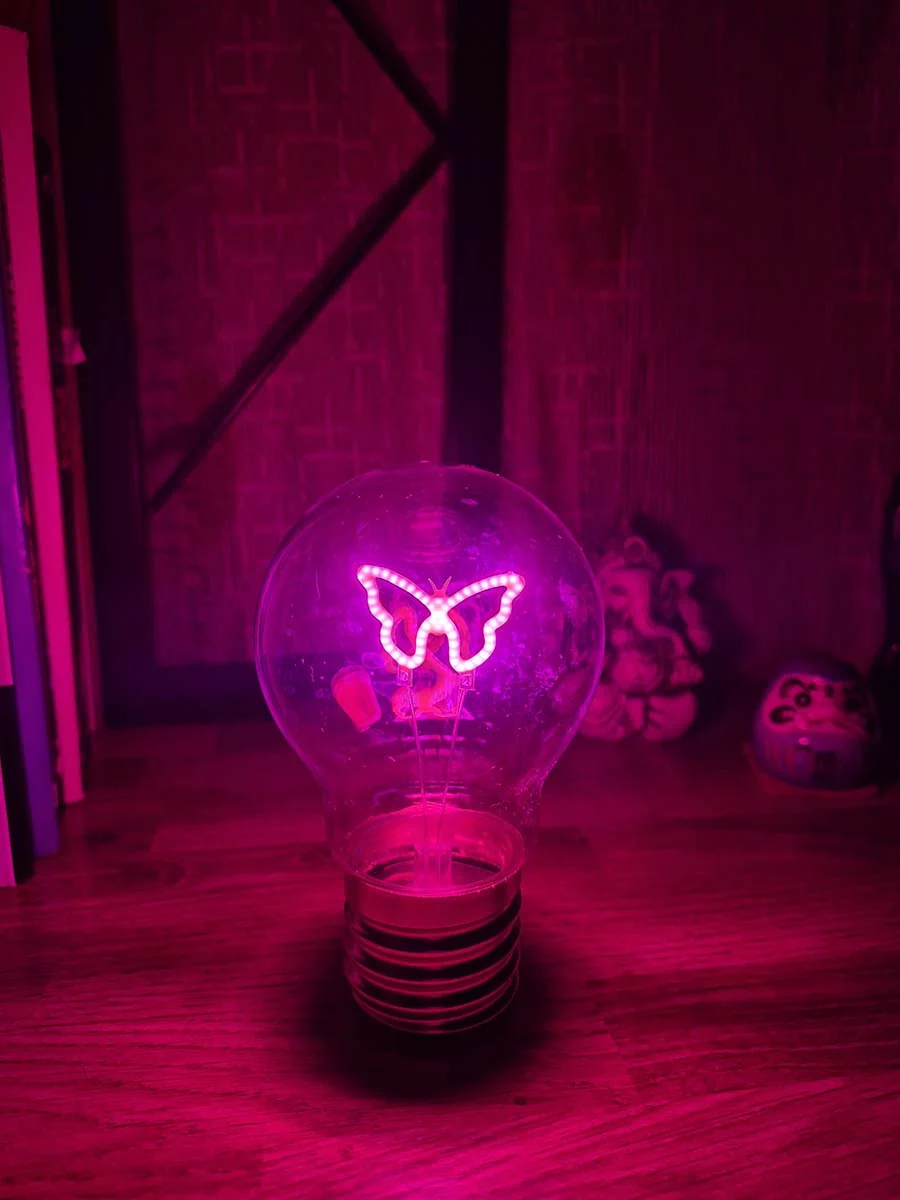 Bombilla LED decorativa con mariposa iluminada