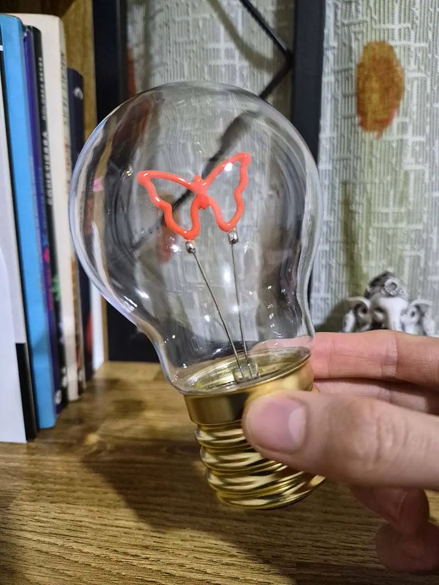 Bombilla LED decorativa con mariposa iluminada