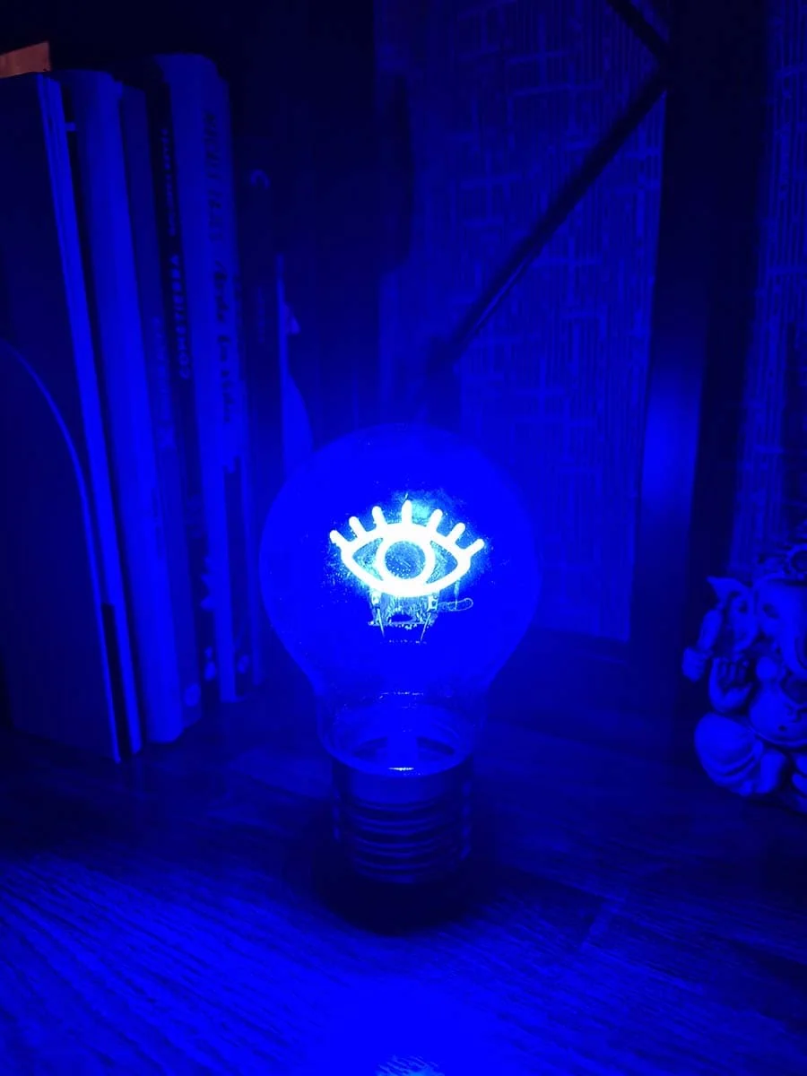 Bombilla LED decorativa con símbolo del ojo turco iluminado
