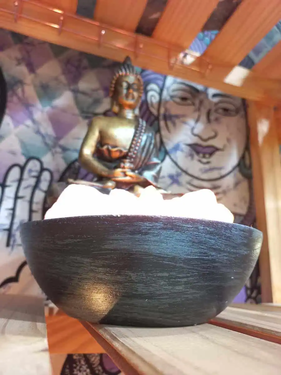 lampara de sal con Buda de yeso pintado a mano