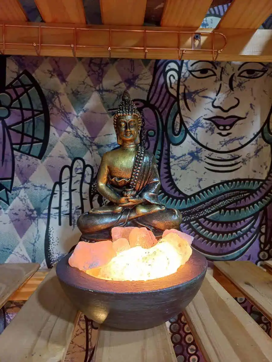 Lámpara de sal con figura de Buda grande artesanal en tonos dorado y negro