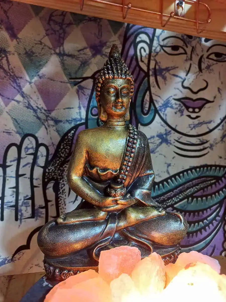 Lámpara de sal con figura de Buda grande artesanal en tonos dorado y negro