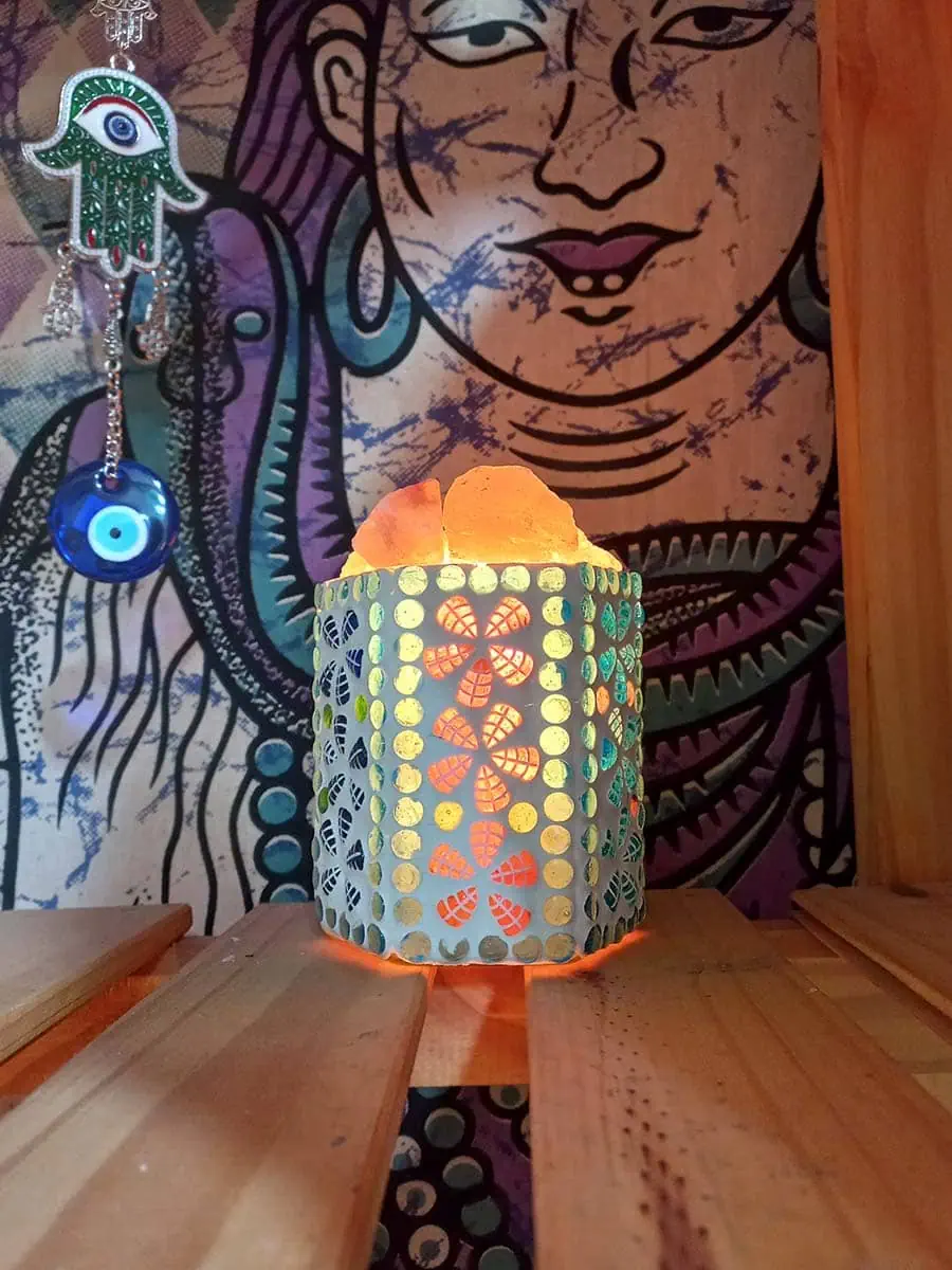 imagen de una lampara de sal delicada de cuenco marroqui