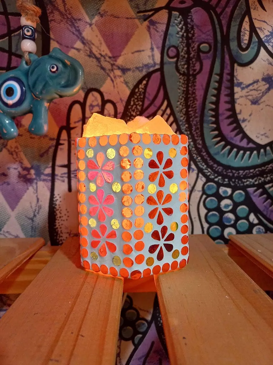 imagen de una lampara de sal delicada de cuenco marroqui