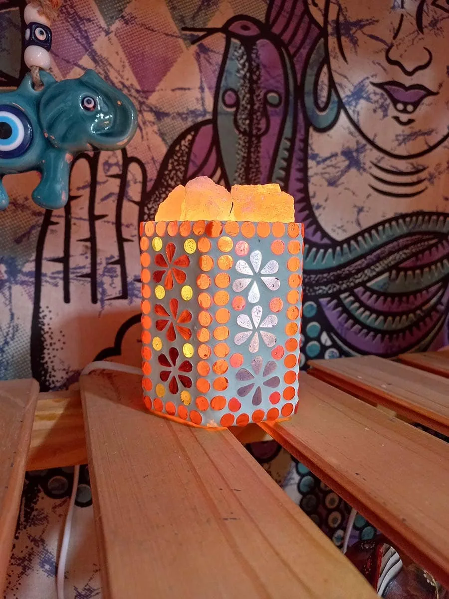 imagen de una lampara de sal delicada de cuenco marroqui