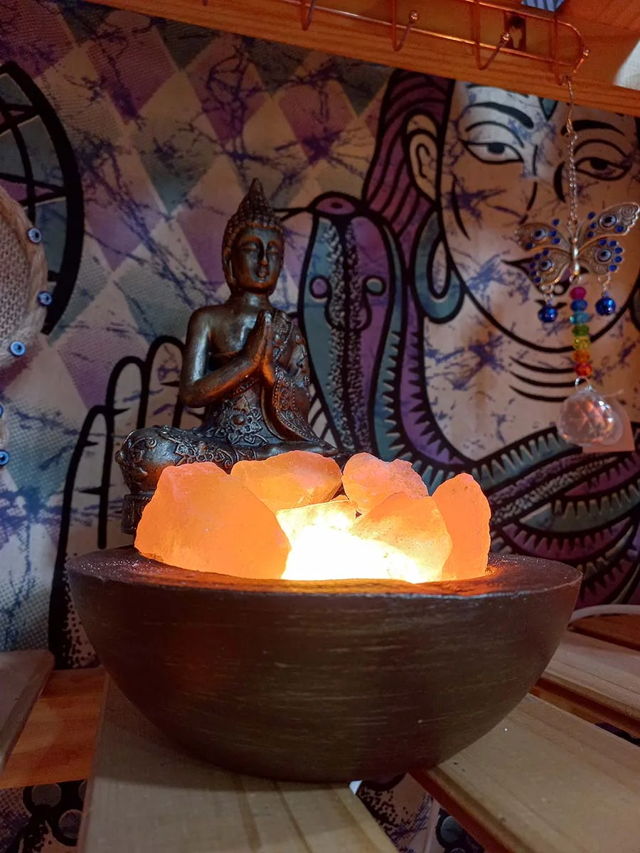 imagen de una lampara de sal delicada de cuenco marroqui con buda