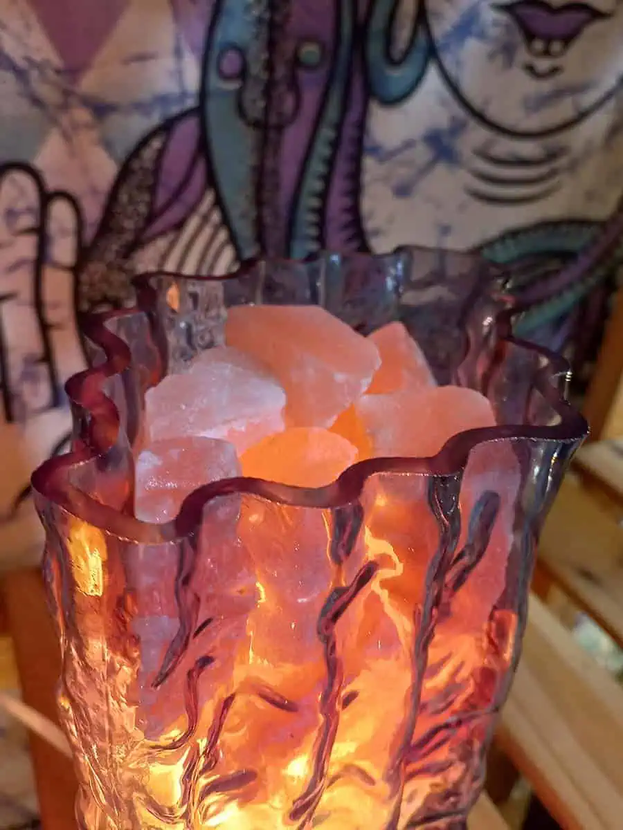 lampara de sal con cuenco de vidrio artesanal