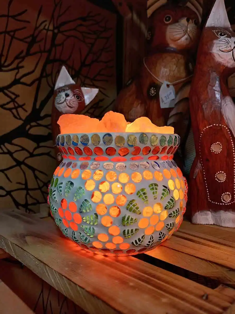 imagen de una lampara de sal delicada de cuenco marroqui