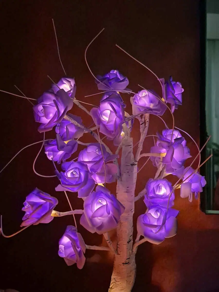Lámpara USB de árbol flores violetas para mesa de luz o escritorio
