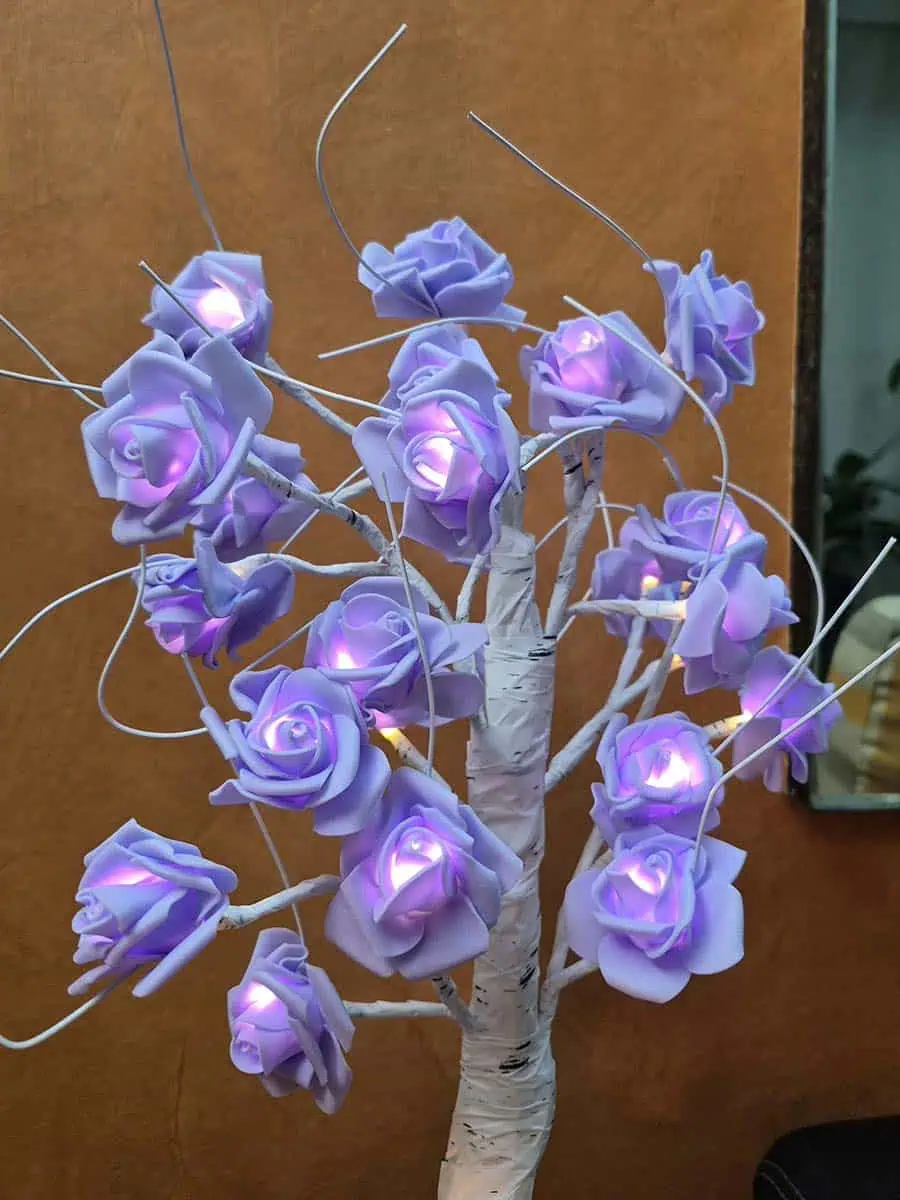 Lámpara USB de árbol flores violetas para mesa de luz o escritorio