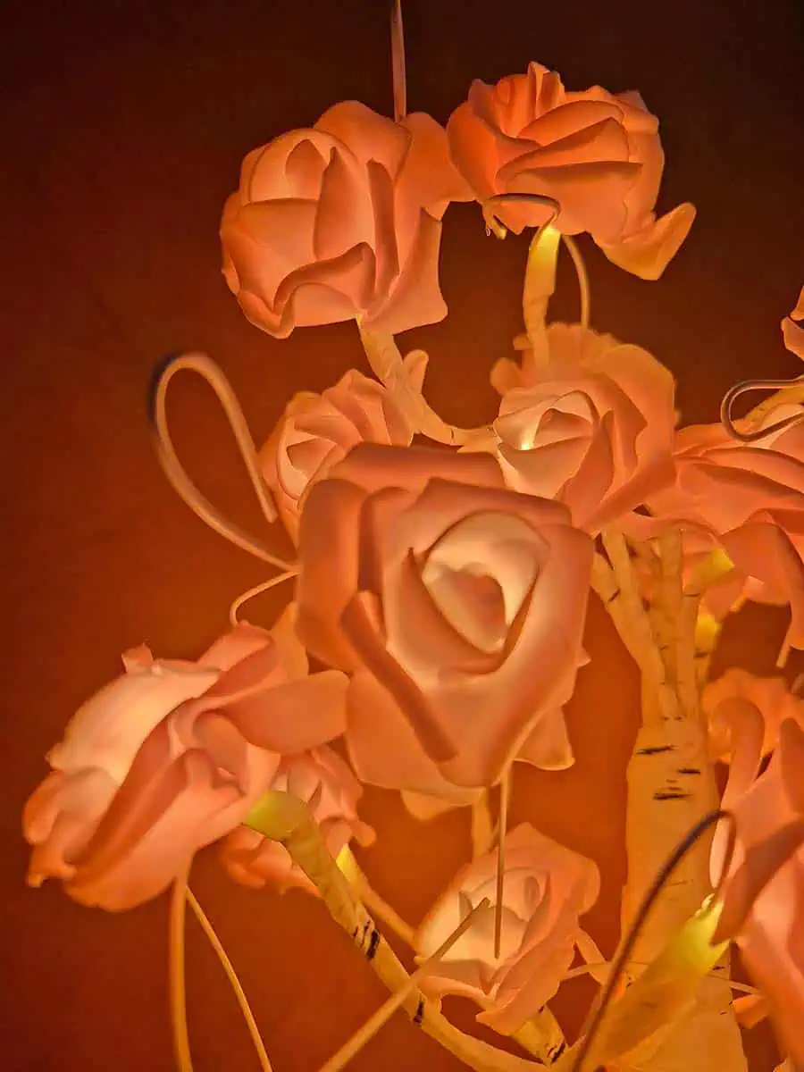 Lámpara USB de árbol con rosas para mesa de luz o escritorio
