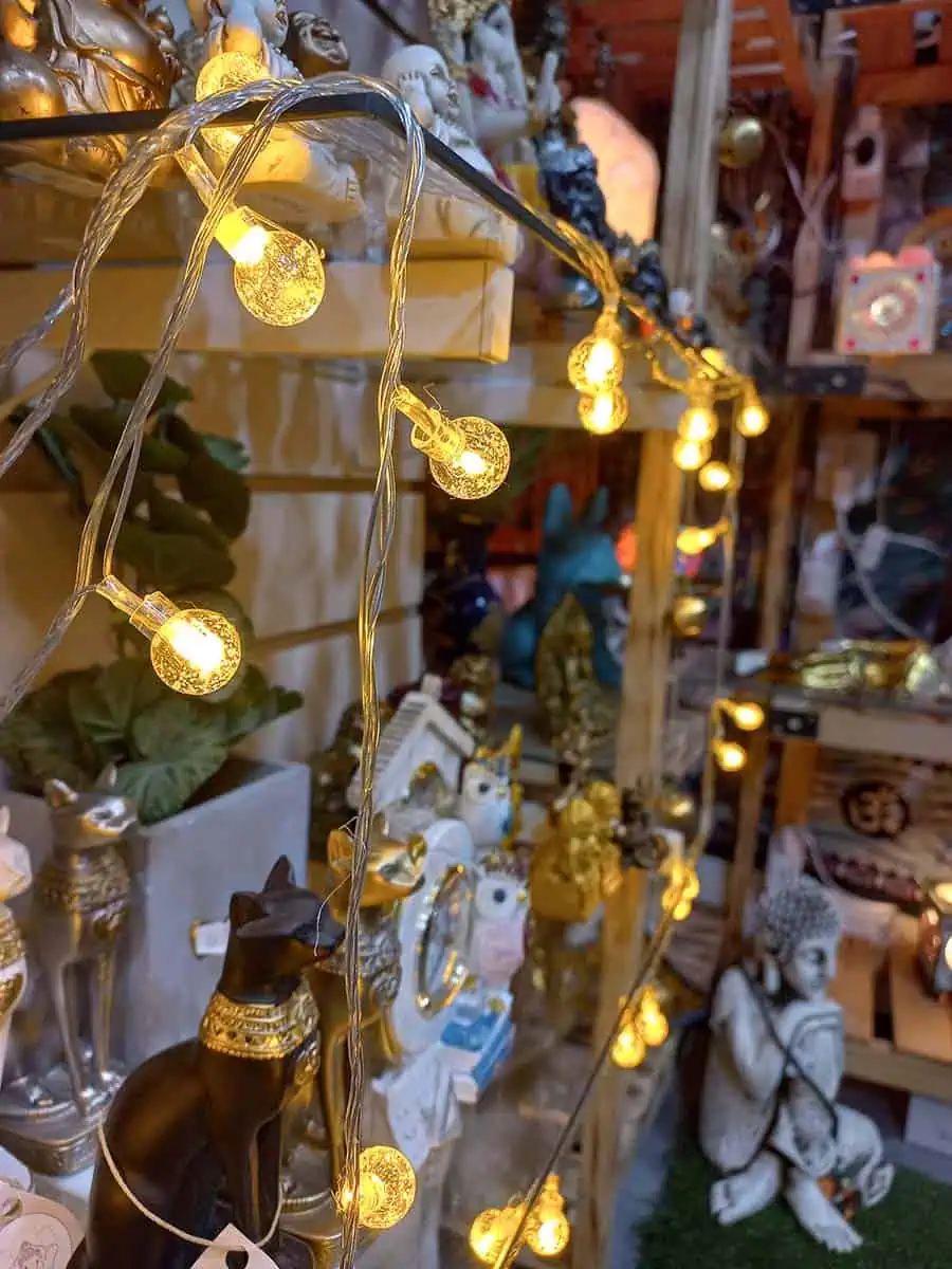 imagen de una tira de luces decorativa larga de bolas de nieve calidas con enchufe