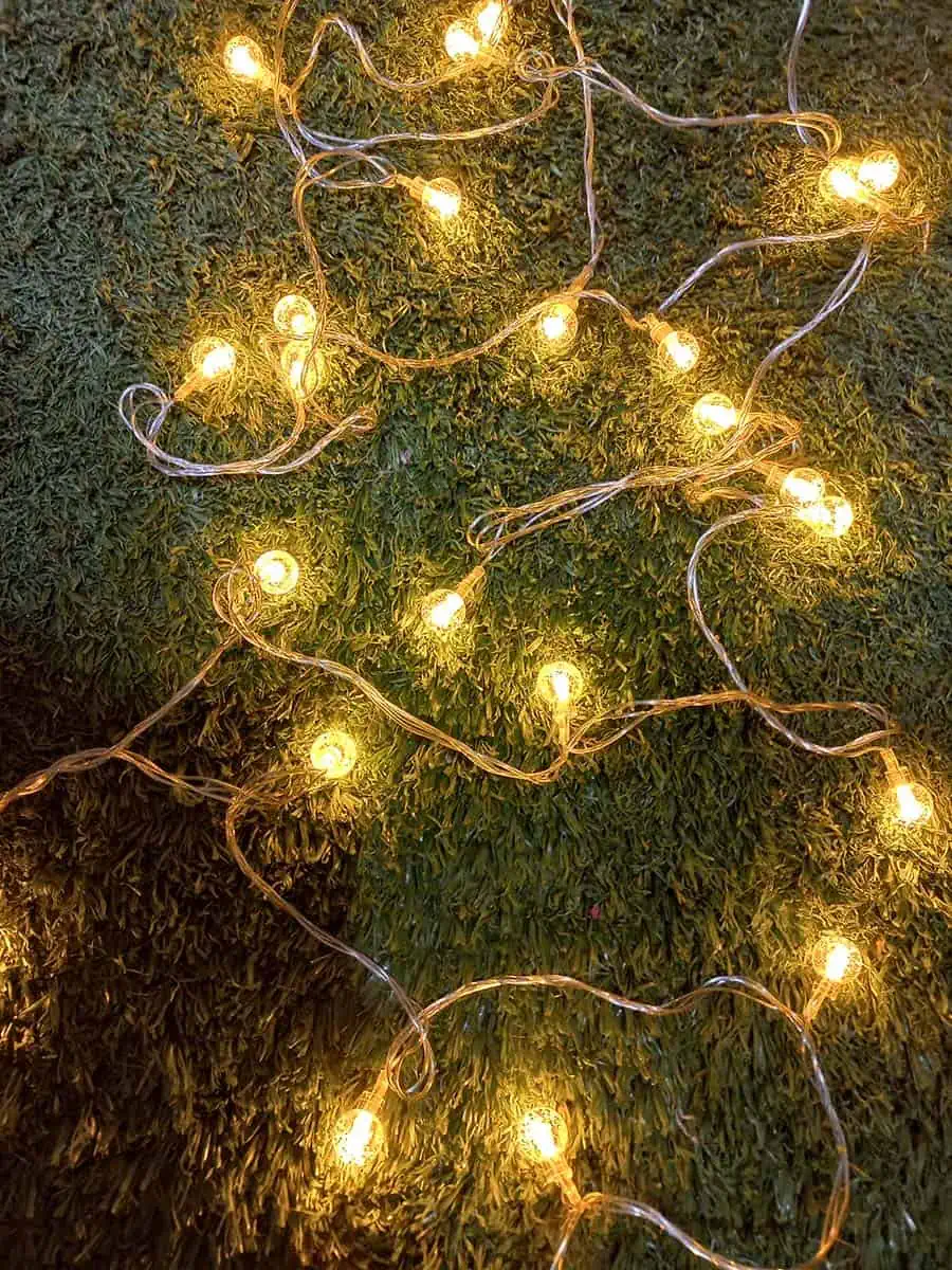 imagen de una tira de luces decorativa larga de bolas de nieve calidas con enchufe